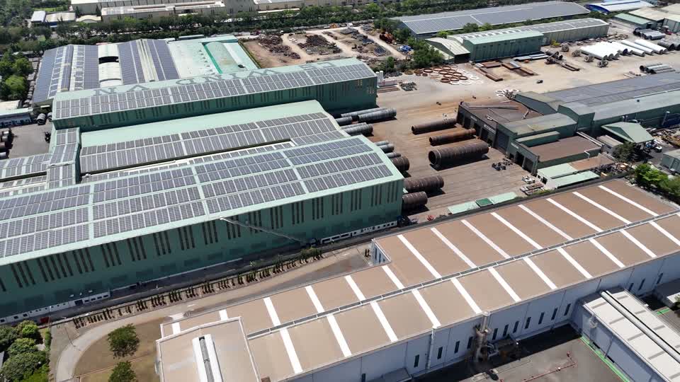 Vue aérienne d'un site industriel équipé en panneaux photovoltaïques